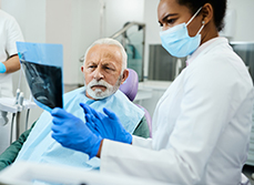 Un patient observe une radio avec son dentiste - MACSF