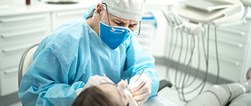 Un chirurgien-dentiste procède à une extraction dentaire - MACSF