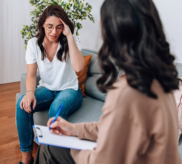 Médecin femme discute avec une patiente à son domicile - MACSF