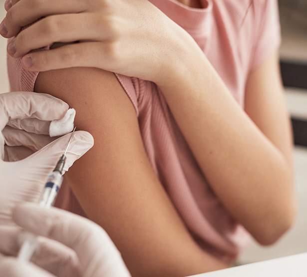 Vaccination d'une jeune fille - MACSF