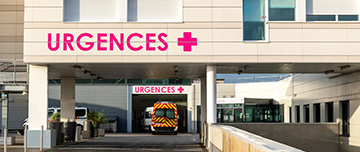 Une ambulance arrive au service des urgences - MACSF