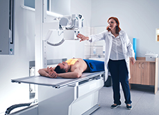 Une manipulatrice de radiologie règle l'appareil - MACSF