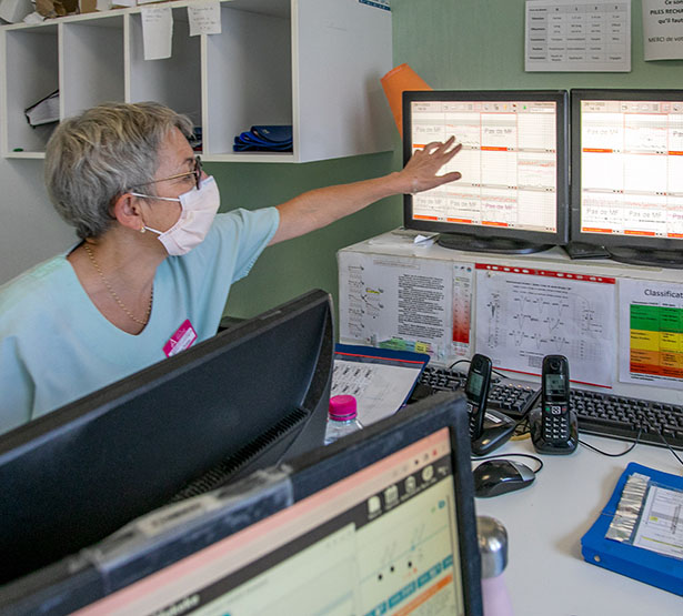 Sage-femme à son bureau consulte le planning - MACSF