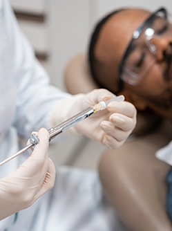 Le dentiste prépare l'injection pour l'anesthésie locale - MACSF