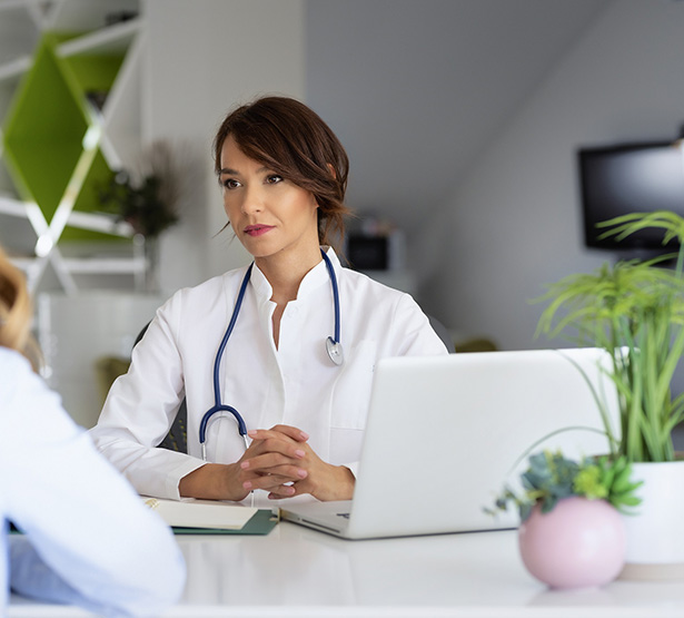 Une femme médecin écoute sa patiente - MACSF