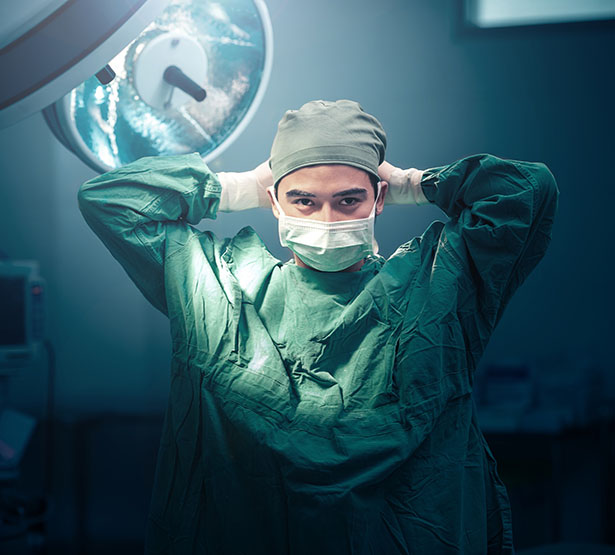 Un anesthésiste positionne son masque avant une intervention - MACSF