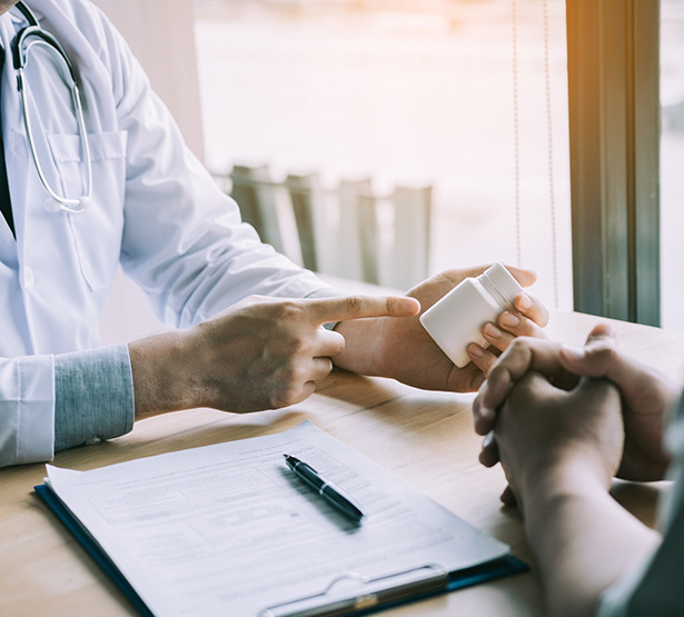 Un médecin donne au patient des informations sur un médicament - MACSF