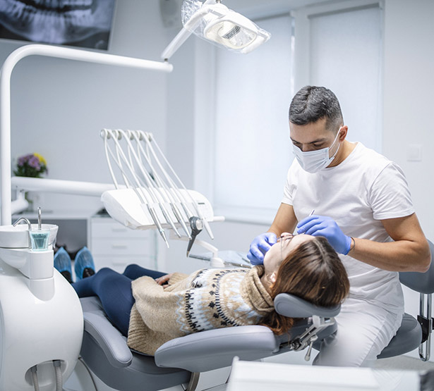 Un chirurgien-dentiste examine une patiente - MACSF