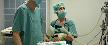 Une femme anesthésiste et un chirurgien avec un patient dans une salle d'opération - MACSF